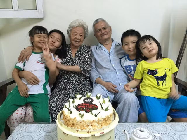 Vợ chồng bà Hà Thị Kiên và ông Nguyễn Văn Minh cùng cháu nội, cháu ngoại. (Ảnh do gia đình cung cấp)