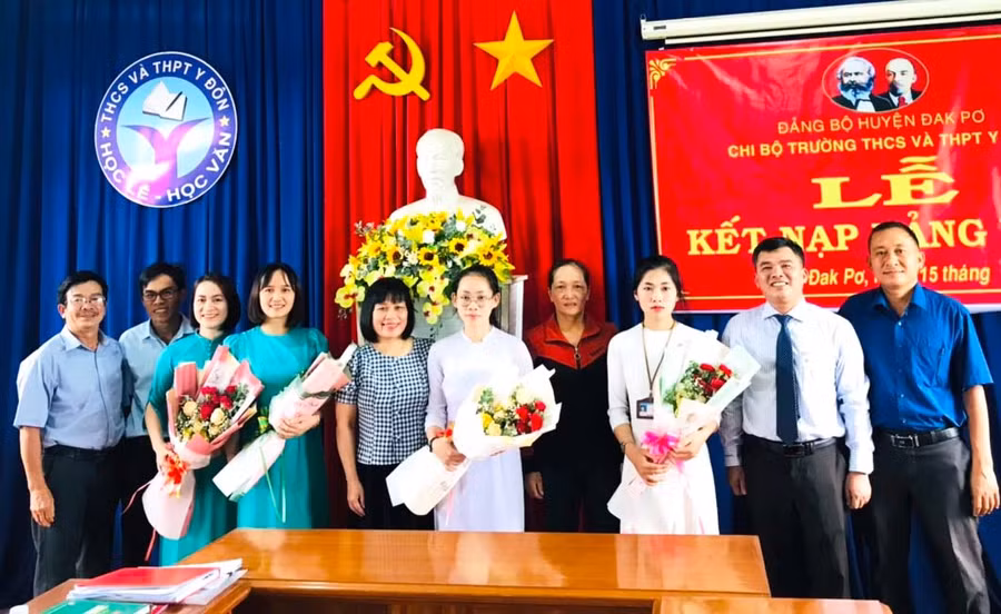 Từ tháng 7-2021 đến năm 2023, Chi bộ Trường THCS và THPT Y Đôn (huyện Đak Pơ) đã kết nạp được 10 đảng viên mới. Ảnh: Nguyễn Anh