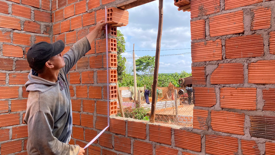 Một số bà con tham gia các lớp đào tạo nghề, trở thành thợ xây dựng lành nghề. Ảnh: Sơn Ca