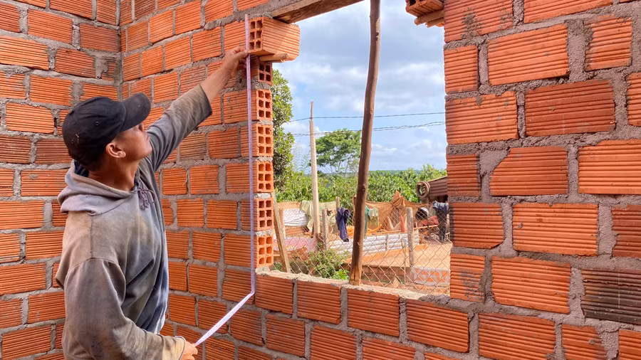 Một số bà con tham gia các lớp đào tạo nghề, trở thành thợ xây dựng lành nghề. Ảnh: Sơn Ca