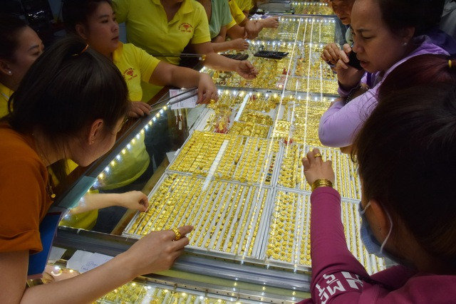 Giá vàng nhẫn sáng nay giảm mạnh