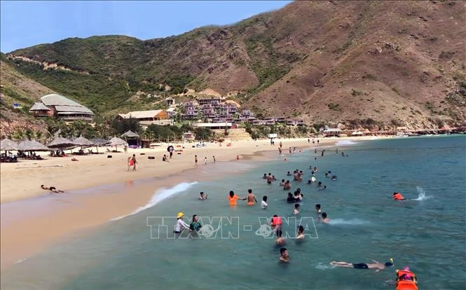 Bình Định chú trọng đầu tư phát triển du lịch biển đảo. Ảnh: Nguyên Linh/TTXVN Bình Định chú trọng đầu tư phát triển du lịch biển đảo. Ảnh: Nguyên Linh/TTXVN