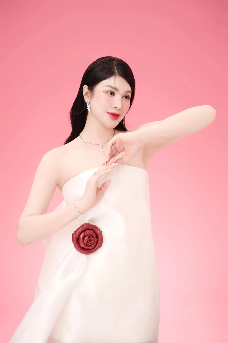 Lily Chen có tuổi thơ khó khăn, phải vất vả ngược xuôi để mưu sinh lo cho gia đình từ khi còn ngồi trên ghế nhà trường. Tuy nhiên, vì có ngoại hình nổi bật nên nhiều người lầm tưởng cô là tiểu thư, “cành vàng lá ngọc”. Giọng ca 9X lên tiếng phủ nhận, cho biết bản thân trải qua nhiều gian truân để có được thành quả như hiện tại