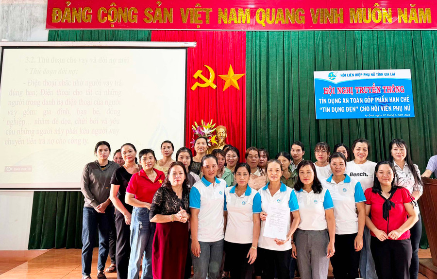 Ra mắt CLB “phụ nữ nói không với tín dụng đen” xã Ia Hrung. Ảnh: Minh Thoan Ra mắt CLB “phụ nữ nói không với tín dụng đen” xã Ia Hrung. Ảnh: Minh Thoan