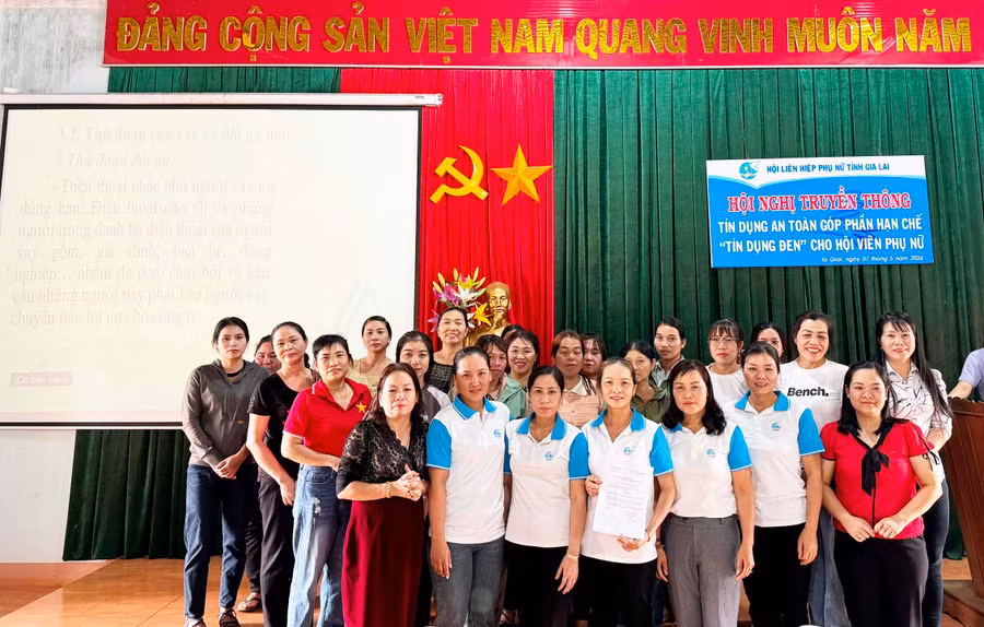 Ra mắt CLB “phụ nữ nói không với tín dụng đen” xã Ia Hrung. Ảnh: Minh Thoan