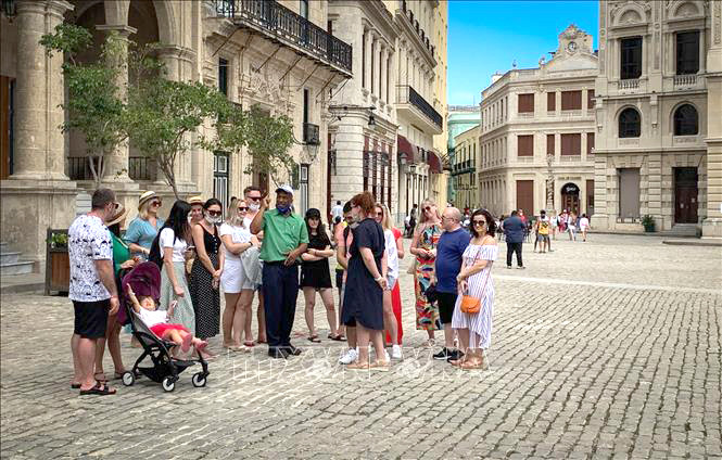 Khách du lịch tham quan La Habana, Cuba (ảnh tư liệu nguồn AFPTTXVN). Khách du lịch tham quan La Habana, Cuba (ảnh tư liệu nguồn AFPTTXVN).