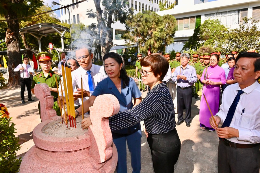 Các thành viên đoàn thành kính dâng hương tưởng nhớ đồng chí Trần Phú tại Khu trại giam Nhà thương Chợ Quán. Ảnh: VIỆT DŨNG
