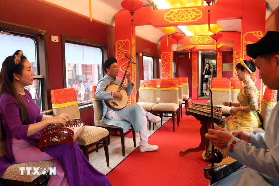 Khu vực biểu diễn âm nhạc dân tộc trên chuyến tàu &quot;Kết nối di sản miền Trung.&quot; (Ảnh: Đỗ Trưởng/TTXVN)