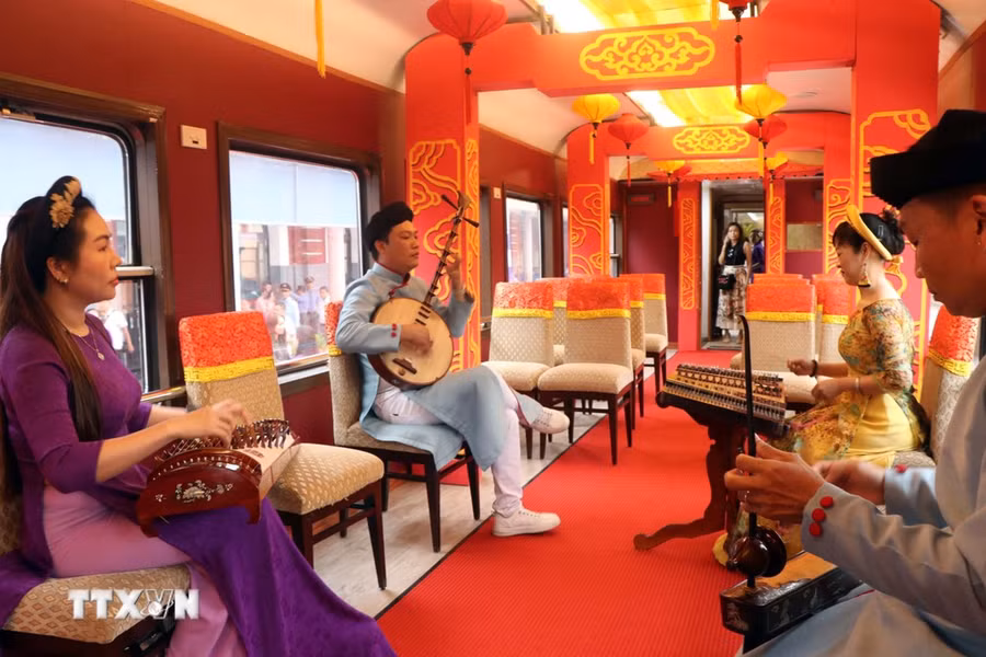 Khu vực biểu diễn âm nhạc dân tộc trên chuyến tàu "Kết nối di sản miền Trung." (Ảnh: Đỗ Trưởng/TTXVN)