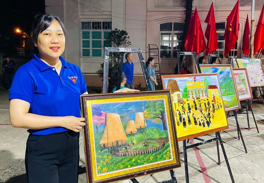 Chị Nguyễn Huyền Hương-Bí thư Chi Đoàn tổ 2 (phường Đống Đa, TP. Pleiku) bên tác phẩm “Pleiku mùa lễ hội”. Ảnh: M.N Chị Nguyễn Huyền Hương-Bí thư Chi Đoàn tổ 2 (phường Đống Đa, TP. Pleiku) bên tác phẩm “Pleiku mùa lễ hội”. Ảnh: M.N