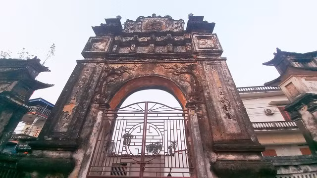 Theo Ban quản lý di tích đình Phù Tinh, nghi môn có chiều cao hơn 10 m. Thời kỳ còn chiến tranh, đây trở thành đài quan sát của du kích địa phương, vì đây là công trình cao nhất khu vực vào thời điểm đó.