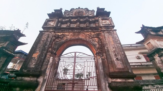 Theo Ban quản lý di tích đình Phù Tinh, nghi môn có chiều cao hơn 10 m. Thời kỳ còn chiến tranh, đây trở thành đài quan sát của du kích địa phương, vì đây là công trình cao nhất khu vực vào thời điểm đó. Theo Ban quản lý di tích đình Phù Tinh, nghi môn có chiều cao hơn 10 m. Thời kỳ còn chiến tranh, đây trở thành đài quan sát của du kích địa phương, vì đây là công trình cao nhất khu vực vào thời điểm đó.