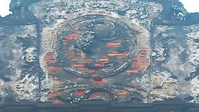 Ông Thoán cho biết, chất liệu xây dựng nghi môn thời kỳ này gồm gạch nung, cát, vôi, mật mía (thay cho xi măng), giấy bản. Tổng thể kiến trúc còn nguyên vẹn nhưng một số chi tiết đã bị thời gian bào mòn trở nên xuống cấp. Ông Thoán cho biết, chất liệu xây dựng nghi môn thời kỳ này gồm gạch nung, cát, vôi, mật mía (thay cho xi măng), giấy bản. Tổng thể kiến trúc còn nguyên vẹn nhưng một số chi tiết đã bị thời gian bào mòn trở nên xuống cấp.