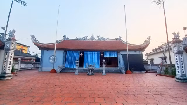 Phía trong nghi môn là đình làng Phù Tinh. Thời kỳ chống Pháp, đình thực hiện việc tiêu thổ kháng chiến. Nơi đây từng là nơi tổ chức các hoạt động mít tinh, hội họp của quân và dân. Đến năm 2018, đình được xây dựng lại.