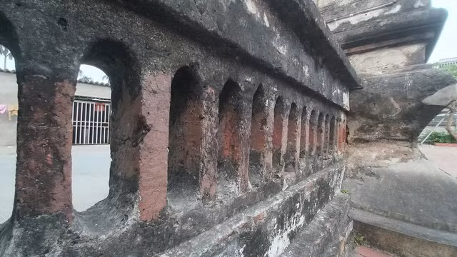 Một phần tường gạch nghi môn còn nguyên vẹn