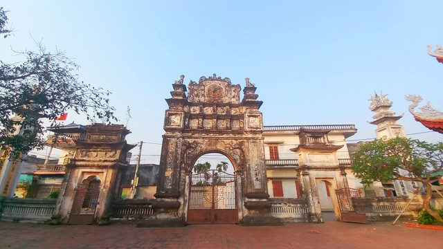 Nhìn từ phía bên trong sân đình Phù Tinh, nghi môn còn cao hơn cả ngôi nhà 2 tầng ở phía trước Nhìn từ phía bên trong sân đình Phù Tinh, nghi môn còn cao hơn cả ngôi nhà 2 tầng ở phía trước