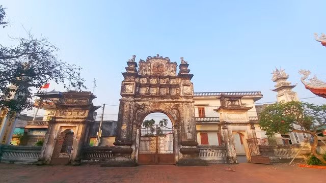 Nhìn từ phía bên trong sân đình Phù Tinh, nghi môn còn cao hơn cả ngôi nhà 2 tầng ở phía trước