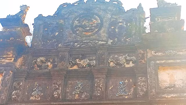 Mặt ngoài nghi môn có 3 chữ Hán Nôm. Ông Phạm Hồng Thoán, Ban quản lý di tích đình Phù Tinh, cho biết phiên âm 3 từ này là "Lập trác vỹ", nghĩa là: đứng sừng sững một mình.