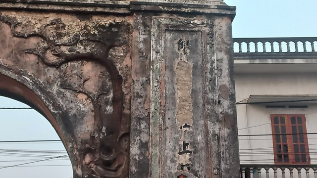 Một số chữ câu đối ghi trên nghi môn bị bong tróc, không còn dịch được nghĩa Một số chữ câu đối ghi trên nghi môn bị bong tróc, không còn dịch được nghĩa