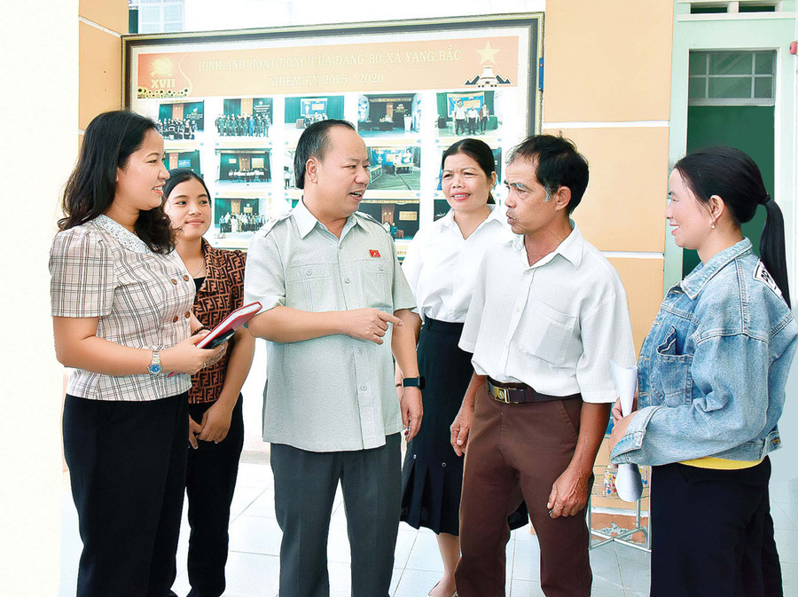 Phó Bí thư Thường trực Tỉnh ủy, Trưởng đoàn đại biểu Quốc hội tỉnh Châu Ngọc Tuấn (thứ 3 từ trái sang) trao đổi với cử tri huyện Đak Pơ bên lề buổi tiếp xúc. Ảnh: Đức Thụy Phó Bí thư Thường trực Tỉnh ủy, Trưởng đoàn đại biểu Quốc hội tỉnh Châu Ngọc Tuấn (thứ 3 từ trái sang) trao đổi với cử tri huyện Đak Pơ bên lề buổi tiếp xúc. Ảnh: Đức Thụy