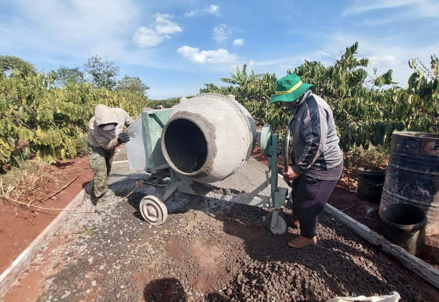 Nhà nước và Nhân dân cùng làm đường giao thông nông thôn theo Chương trình MTQG xây dựng nông thôn mới. Ảnh: Nguyễn Diệp