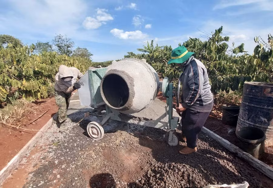 Nhà nước và Nhân dân cùng làm đường giao thông nông thôn theo Chương trình MTQG xây dựng nông thôn mới. Ảnh: Nguyễn Diệp