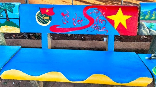 Qua bàn tay khéo léo, sáng tạo của các bạn đoàn viên, thanh niên, những chiếc ghế đá cũ trở nên đầy ấn tượng. Mỗi tấm bản đồ chính là một tình yêu to lớn với Tổ quốc mà các đoàn viên, thanh thiếu nhi muốn gửi gắm. Qua bàn tay khéo léo, sáng tạo của các bạn đoàn viên, thanh niên, những chiếc ghế đá cũ trở nên đầy ấn tượng. Mỗi tấm bản đồ chính là một tình yêu to lớn với Tổ quốc mà các đoàn viên, thanh thiếu nhi muốn gửi gắm.