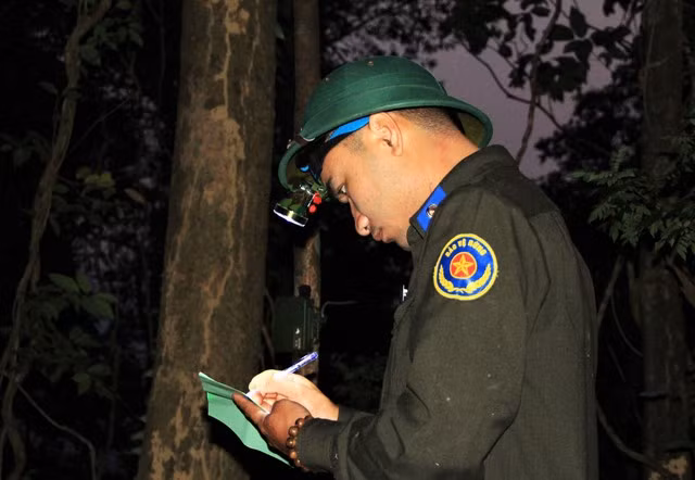 Anh Trần Văn Hùng ghi chép đặc điểm sinh cảnh, yếu tố thời tiết của khu vực điều tra Anh Trần Văn Hùng ghi chép đặc điểm sinh cảnh, yếu tố thời tiết của khu vực điều tra