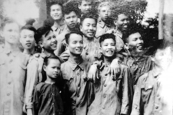 Thiếu tướng Đỗ Văn Phúc (đứng giữa hàng thứ 2 từ trên xuống) cùng Đại đội pháo binh đánh đồi C1.