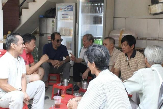 Uống cà phê vợt, tán gẫu với bằng hữu được xem là một nét đẹp văn hóa của người TP.HCM Uống cà phê vợt, tán gẫu với bằng hữu được xem là một nét đẹp văn hóa của người TP.HCM