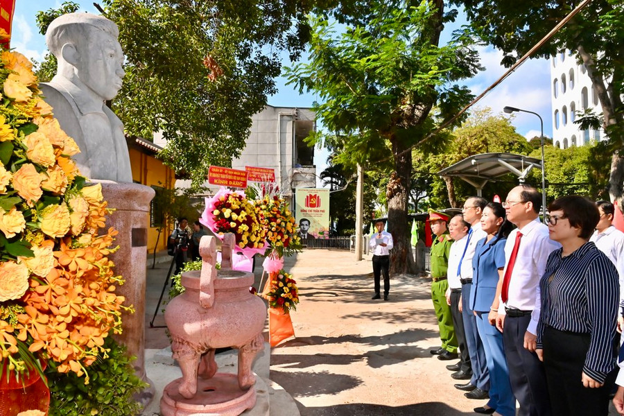 Phó Bí thư Thường trực Thành ủy TPHCM Nguyễn Hồ Hải cùng các thành viên đoàn thành kính dâng hương, dâng hoa tưởng nhớ đồng chí Trần Phú. Ảnh: VIỆT DŨNG