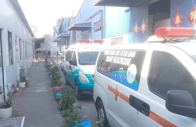 Xe cứu thương có mặt tại công ty nơi xảy ra sự việc để vận chuyển các nạn nhân đi cấp cứu Xe cứu thương có mặt tại công ty nơi xảy ra sự việc để vận chuyển các nạn nhân đi cấp cứu