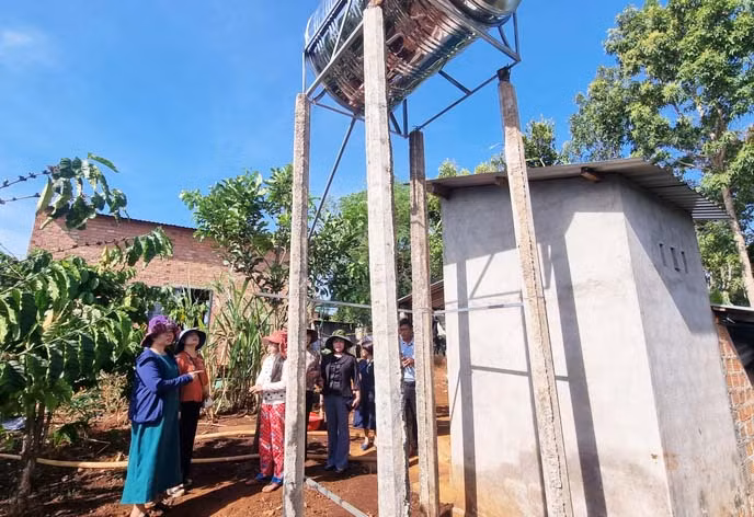 Đoàn giám sát khảo sát thực tế sử dụng bồn chứa nước được cấp của các hộ gia đình tại xã Ia Ka. Ảnh: H.P