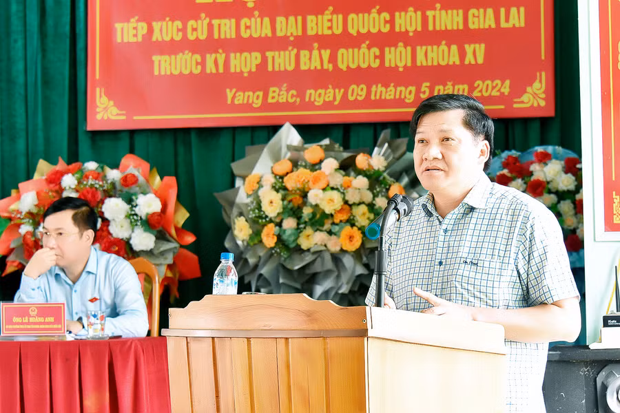 Phó Chủ tịch Thường trực HĐND tỉnh Trương Văn Đạt phát biểu tại buổi tiếp xúc cử tri. Ảnh: Đức Thụy