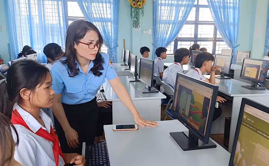 Cô Võ Thị Tám-giáo viên Tổng phụ trách Đội Trường THCS Dân tộc Nội trú huyện Kông Chro hướng dẫn học sinh tham gia sinh hoạt Đội số tại phòng Tin học của trường. Ảnh: Mộc Trà