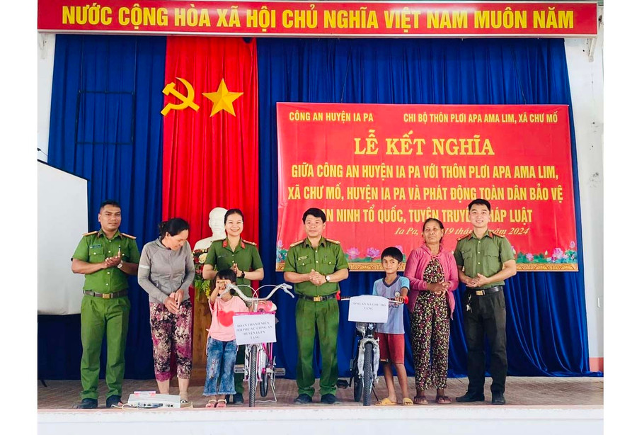 Công an huyện Ia Pa tặng xe đạp cho học sinh nghèo thôn Plơi Apa Ama Lim, xã Chư Mố. Ảnh: Mai Linh Công an huyện Ia Pa tặng xe đạp cho học sinh nghèo thôn Plơi Apa Ama Lim, xã Chư Mố. Ảnh: Mai Linh