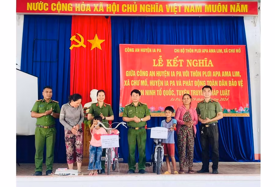 Công an huyện Ia Pa tặng xe đạp cho học sinh nghèo thôn Plơi Apa Ama Lim, xã Chư Mố. Ảnh: Mai Linh