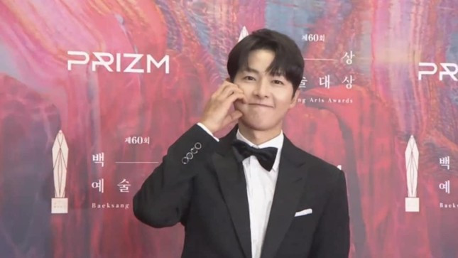 Song Joong Ki tại thảm đỏ lễ trao giải Baeksang. Song Joong Ki tại thảm đỏ lễ trao giải Baeksang.