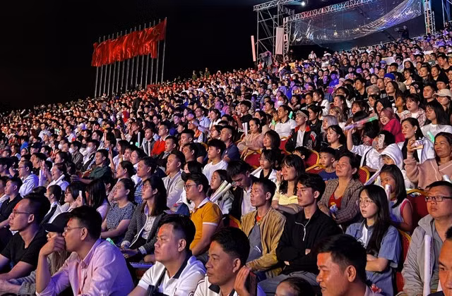 Hàng chục ngàn người dân và du khách đến xem chương trình nghệ thuật ở Quảng trường Lâm Viên, Đà Lạt vào tối 30.4