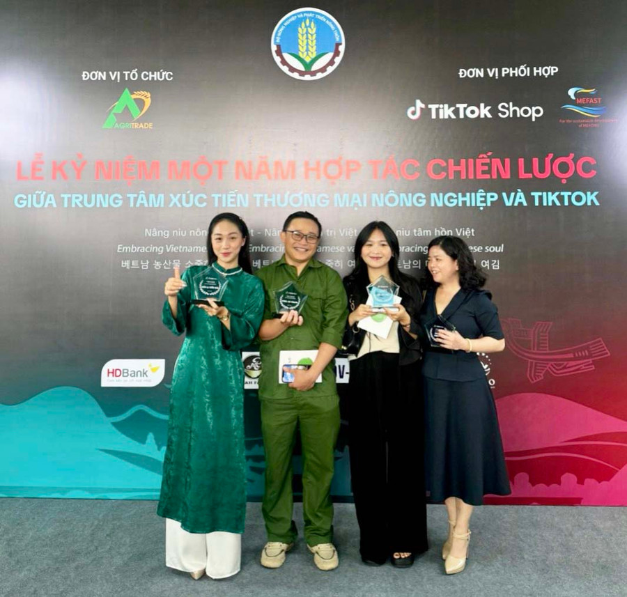 Mật ong Phương Di được vinh danh là một hạt giống OCOP tại lễ kỷ niệm 1 năm hợp tác chiến lược giữa Trung tâm xúc tiến thương mại Nông nghiệp và TikTok. Ảnh: NVCC Mật ong Phương Di được vinh danh là một hạt giống OCOP tại lễ kỷ niệm 1 năm hợp tác chiến lược giữa Trung tâm xúc tiến thương mại Nông nghiệp và TikTok. Ảnh: NVCC