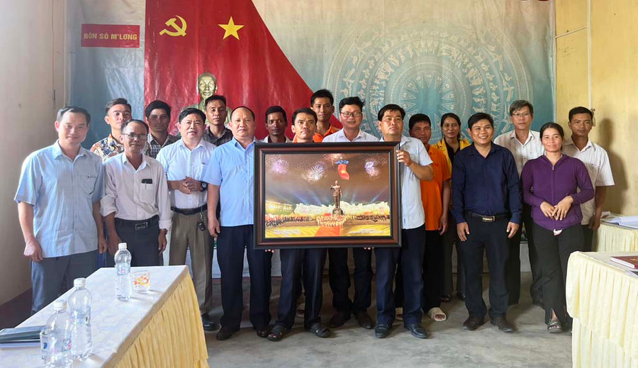 Phó Bí thư Tỉnh ủy Rah Lan Chung tặng quà chi bộ và chụp hình lưu niệm cùng chi bộ. Ảnh: L.G Phó Bí thư Tỉnh ủy Rah Lan Chung tặng quà chi bộ và chụp hình lưu niệm cùng chi bộ. Ảnh: L.G