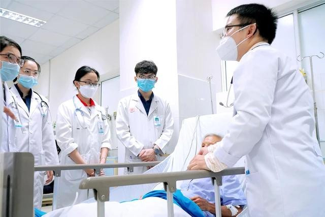 Sinh viên ngành y khoa Trường ĐH Phan Châu Trinh thực hành tại bệnh viện Sinh viên ngành y khoa Trường ĐH Phan Châu Trinh thực hành tại bệnh viện