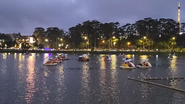 Đà Lạt vẫn yên bình, du khách thoải mái đạp Pedalo ngắm cảnh, thư giãn trên thắng cảnh hồ Xuân Hương