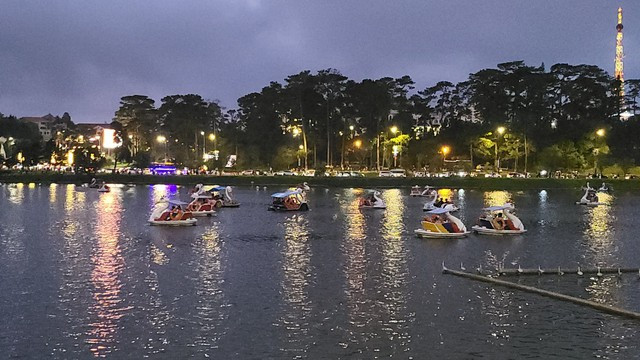 Đà Lạt vẫn yên bình, du khách thoải mái đạp Pedalo ngắm cảnh, thư giãn trên thắng cảnh hồ Xuân Hương Đà Lạt vẫn yên bình, du khách thoải mái đạp Pedalo ngắm cảnh, thư giãn trên thắng cảnh hồ Xuân Hương