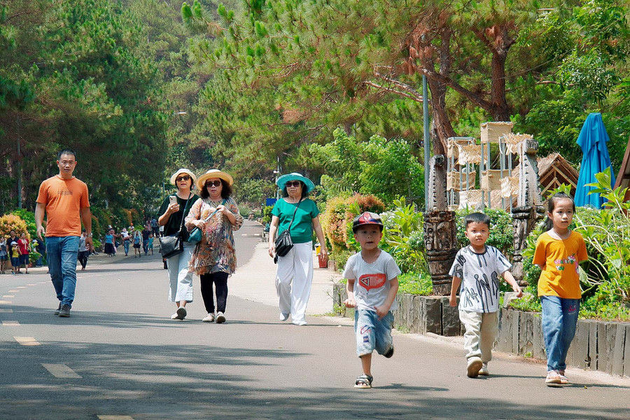 Dịp nghỉ lễ có rất đông du khách tham quan thắng cảnh Biển Hồ. Ảnh: Đức Thụy Dịp nghỉ lễ có rất đông du khách tham quan thắng cảnh Biển Hồ. Ảnh: Đức Thụy