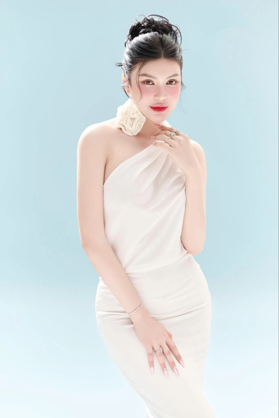 “Bạn khởi nghiệp ở độ tuổi nào không quan trọng, quan trọng nhất là phải nghiêm túc, kiên trì với công việc mà mình đã chọn. Muốn có thương hiệu cá nhân phải có tri thức.Vì thế, mỗi ngày với tôi đều phải lĩnh hội kiến thức”, Lily Chen nói