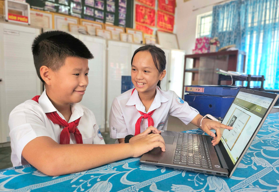 Các trò chơi trắc nghiệm củng cố kiến thức sau mỗi phần nội dung sinh hoạt luôn tạo sự thích thú cho đội viên, thiếu nhi. Ảnh: M.T