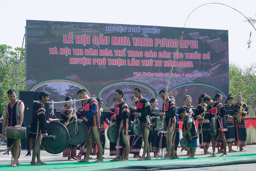 Các nghệ nhân trình diễn cồng chiêng tại Ngày hội. Ảnh: Đức Thụy
