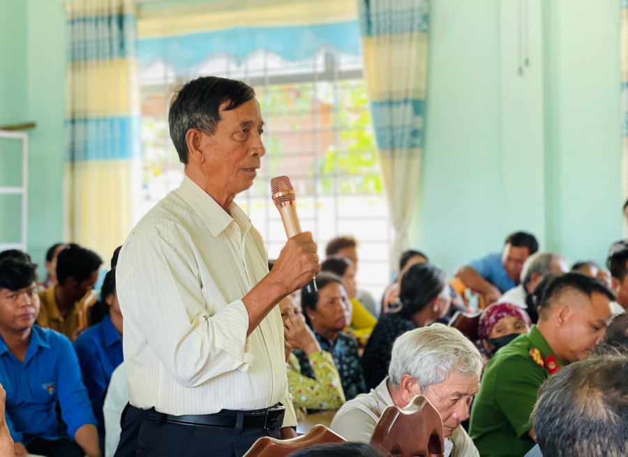 Cử tri Ksor Krôk (thôn Bôn Tul, xã Ia Broăi, huyện Ia Pa) nêu trăn trở trước vấn đề ô nhiễm trên sông Ia Tul và tình trạng sạt lở dọc bờ sông. Ảnh: Trần Dung Cử tri Ksor Krôk (thôn Bôn Tul, xã Ia Broăi, huyện Ia Pa) nêu trăn trở trước vấn đề ô nhiễm trên sông Ia Tul và tình trạng sạt lở dọc bờ sông. Ảnh: Trần Dung