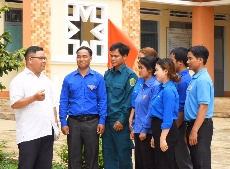 Bí thư Đảng ủy xã Ia Kênh Kpa Duan (thứ nhất từ trái sang) trao đổi với đội ngũ cán bộ DTTS trong hệ thống chính trị của xã. Ảnh: Thanh Nhật Bí thư Đảng ủy xã Ia Kênh Kpa Duan (thứ nhất từ trái sang) trao đổi với đội ngũ cán bộ DTTS trong hệ thống chính trị của xã. Ảnh: Thanh Nhật